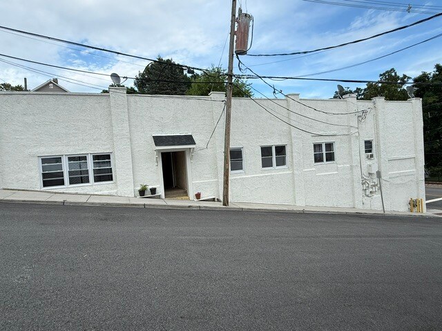 Building Photo - 118 Main St