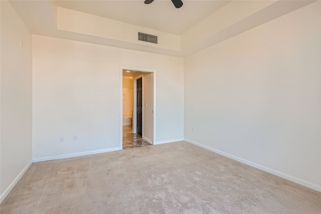 Building Photo - 2 Bedroom Mid-Rise Condo at PARK AVENUE!