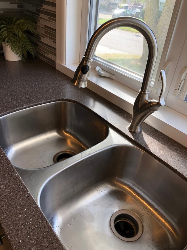 Building Photo - 1607 Plymouth Ave