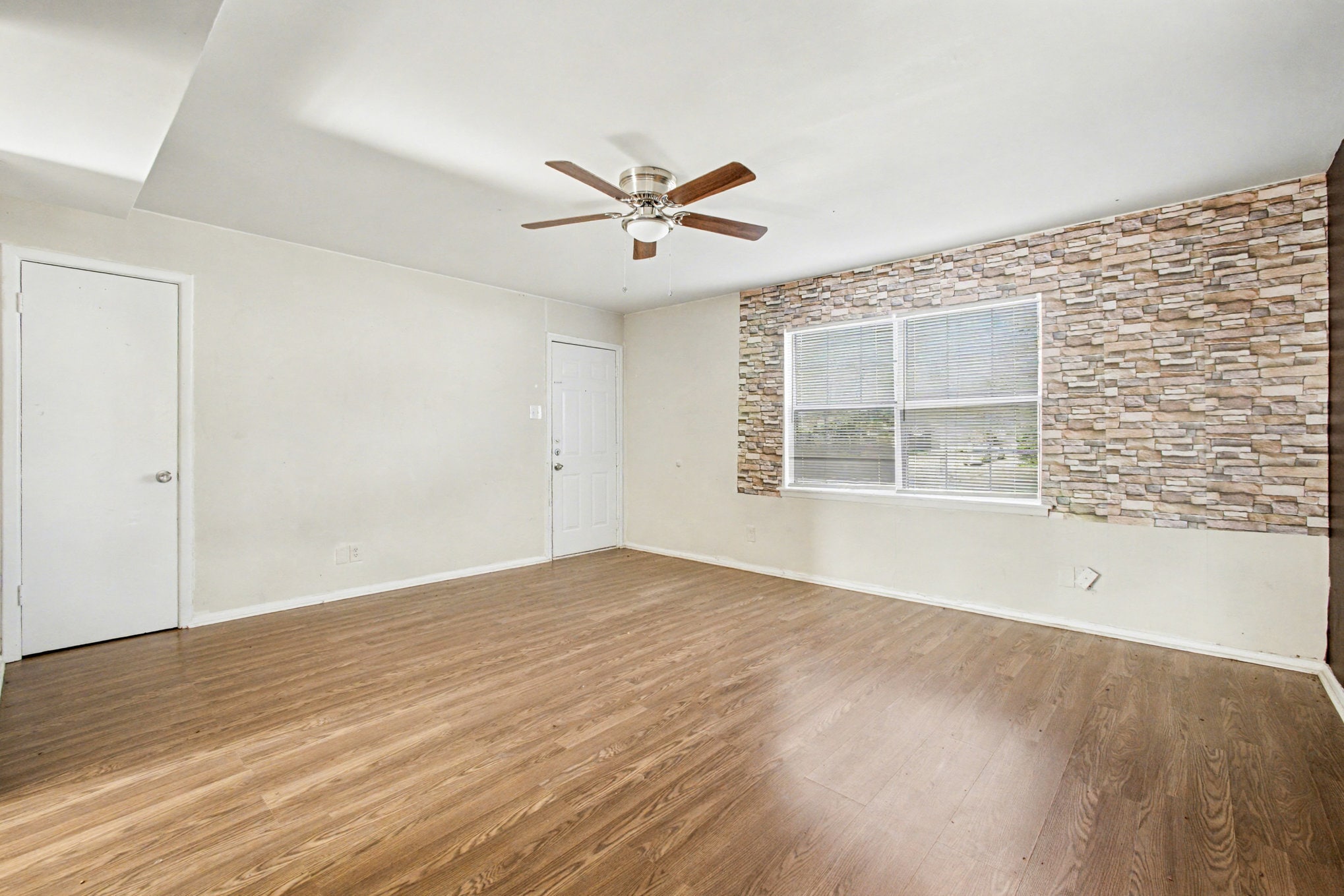 Building Photo - 2216 Riverview Dr