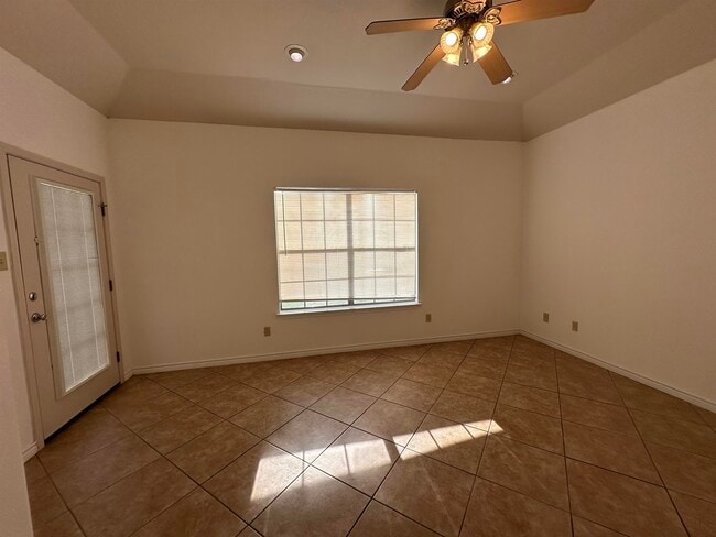 Building Photo - 302 Echo Valley Dr