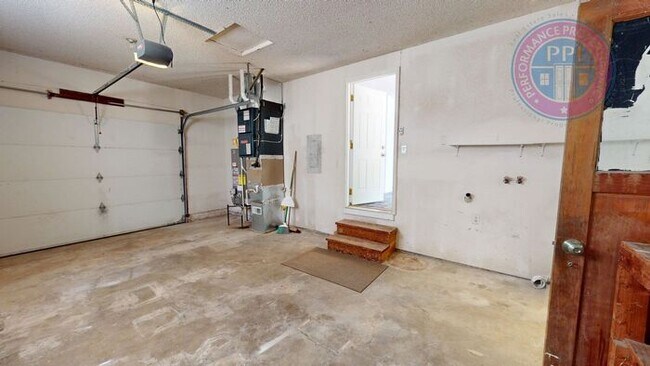 Building Photo - Desirable Sandy Neighborhood / Beautiful Single Level Ranch / Open Floor-Plan, Central Air