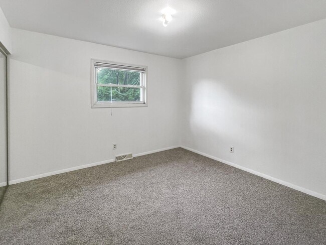 Building Photo - 2300 Elmer Dr NE