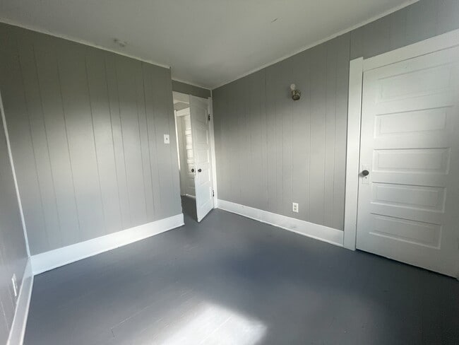 Building Photo - 554 Lucas St