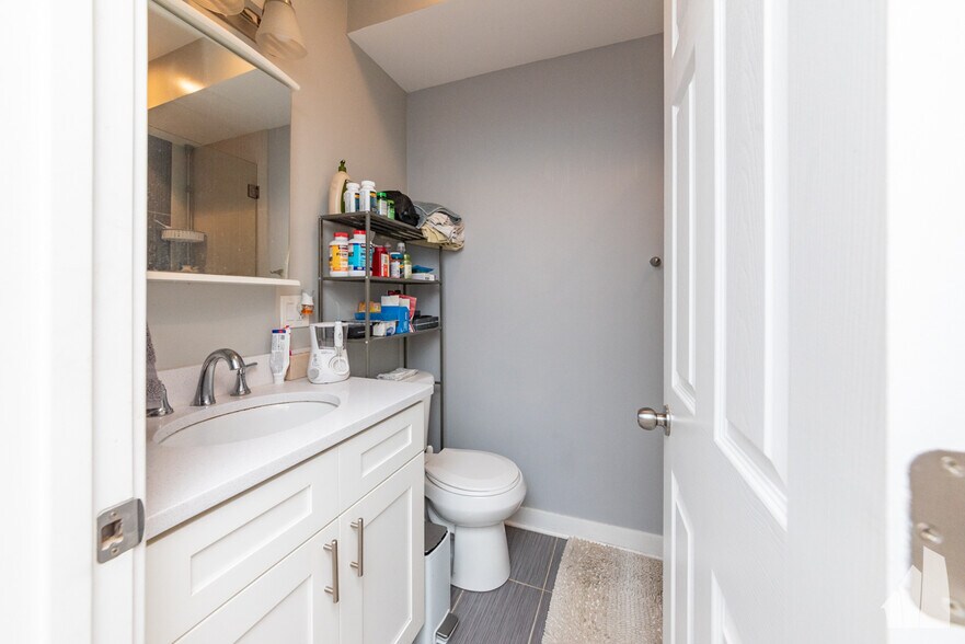 Building Photo - 2439 N Ashland Ave