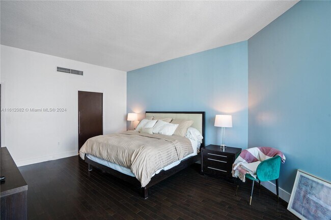 Building Photo - 1900 N Bayshore Dr