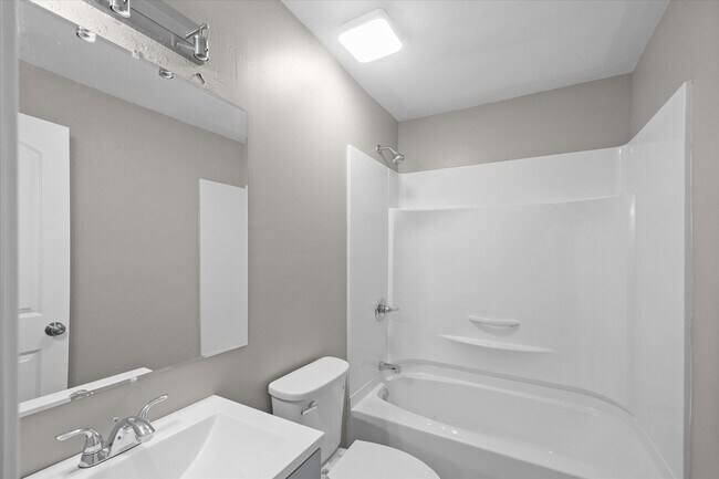 Building Photo - 5 Manor Dr