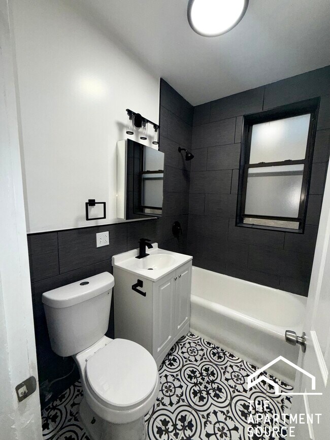 Building Photo - 1030 E Hyde Park Blvd