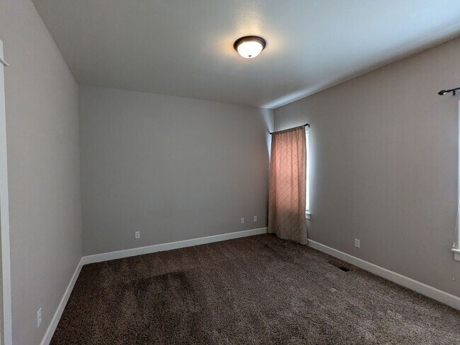 Building Photo - Gorgeous single-level 2x2 with an office\t...