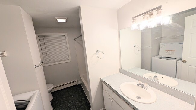 Building Photo - 266 Bell St