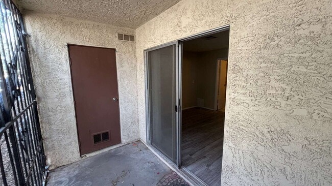 Building Photo - First Floor 2-bed, 2-bath, no carpet here!