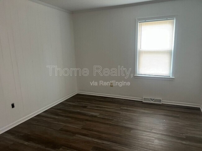 Building Photo - 1121 Brownview Dr