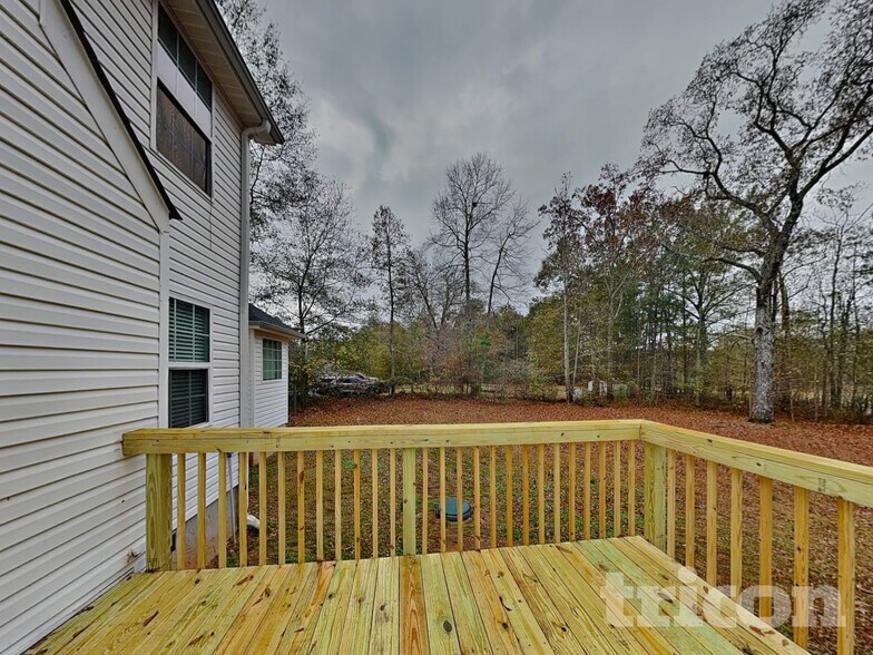 Building Photo - 202 Larson Ln