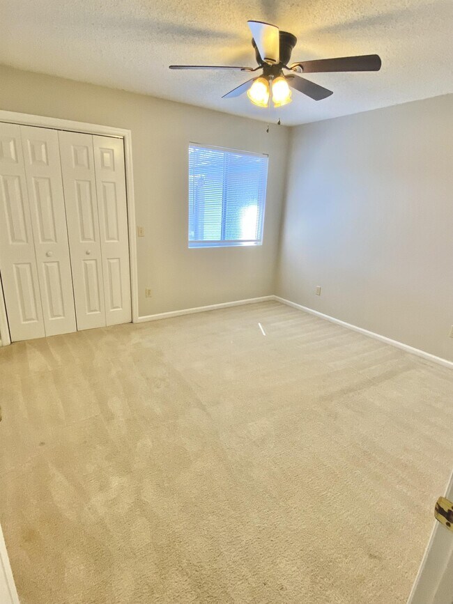 Building Photo - 910 Brett Dr