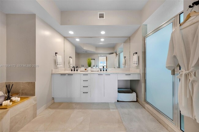 Building Photo - 14951 Royal Oaks Ln