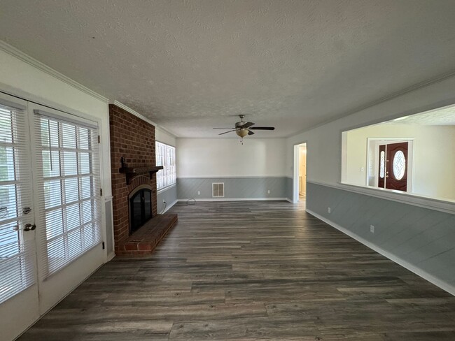 Building Photo - Charming 3 Bed 2.5 Bath Fayetteville Home