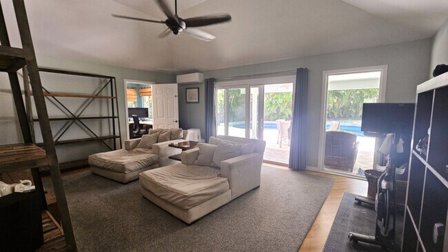 Building Photo - Prestigious Kailuana Loop.  Pool, Garage, ...