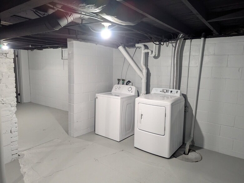 Washer and dryer provided - 2313 Drake Park Ave