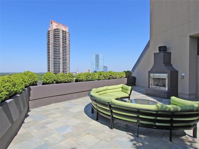 Building Photo - 700 Park Regency Pl NE