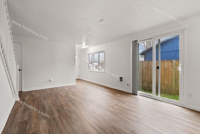 Building Photo - 3 Bedroom Home with New LVP, Fenced Yard & Attached Garage located on Cul-De-Sac!