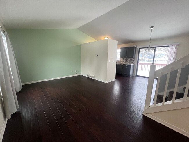 Building Photo - Single Family Home - Three Bedroom Tri-level!