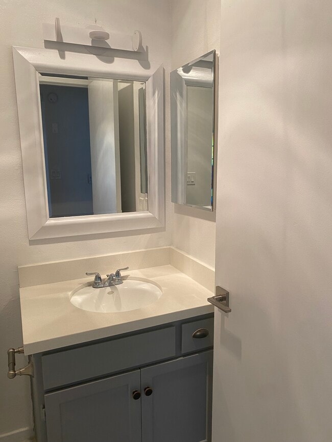 Building Photo - 930 S Venice Blvd