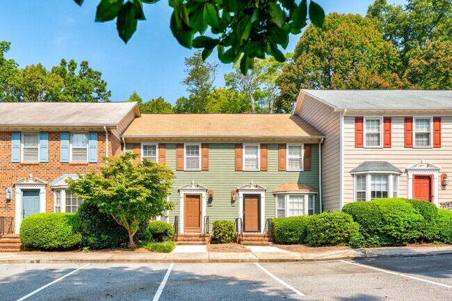Building Photo - Newly Updated Park Place Townhome in Green...