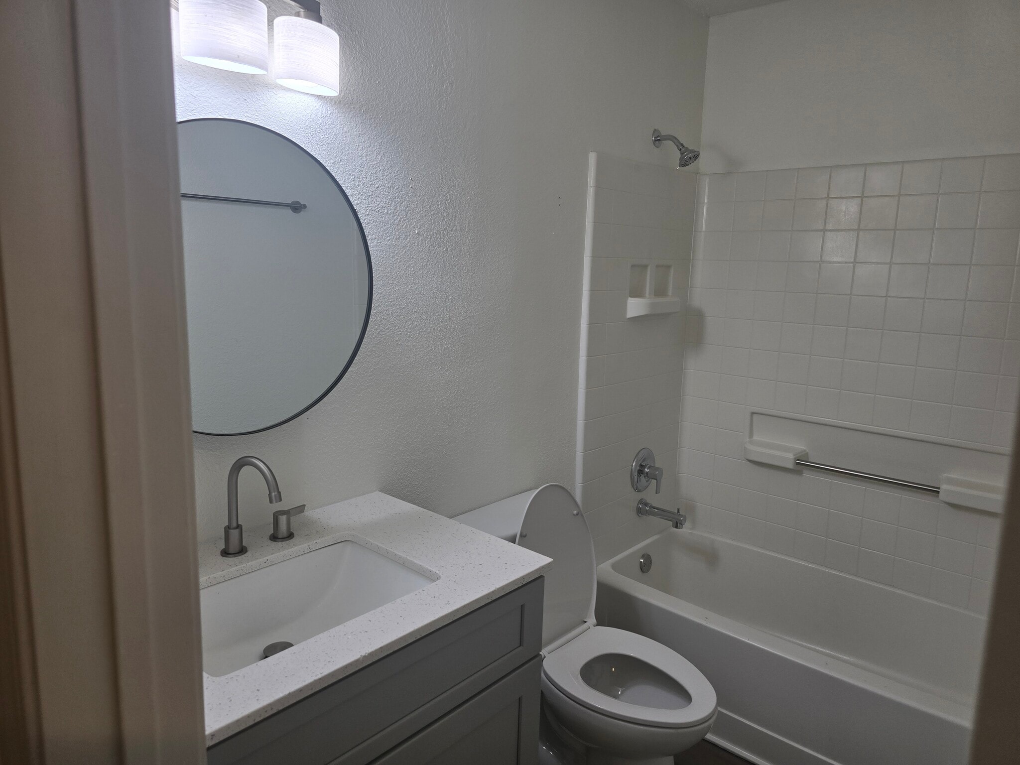 Hall bath - 804 Avenue E