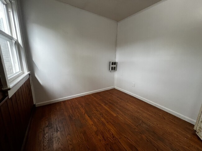 Building Photo - 306 N 11th St