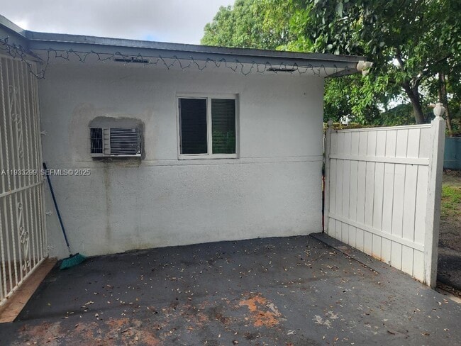 Building Photo - 1261 NW 24th St