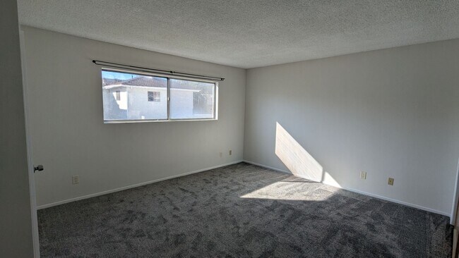 Building Photo - Beautifully Remodeled 2 Bed 1.5 Bath Santa...