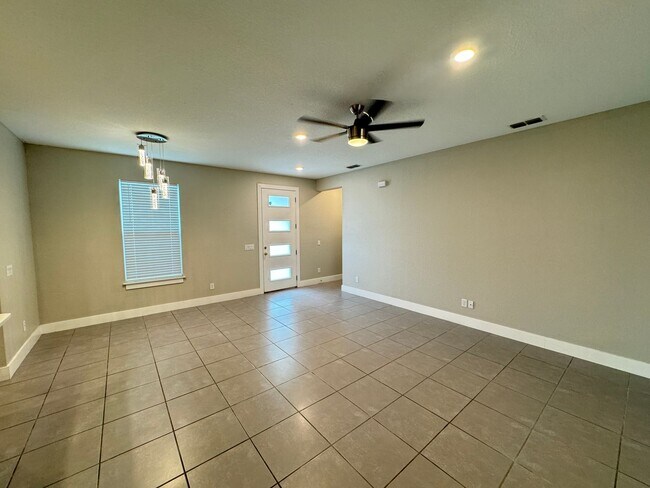 Building Photo - BEAUTIFUL Home 4 Bedroom, 2 Bathroom in Po...