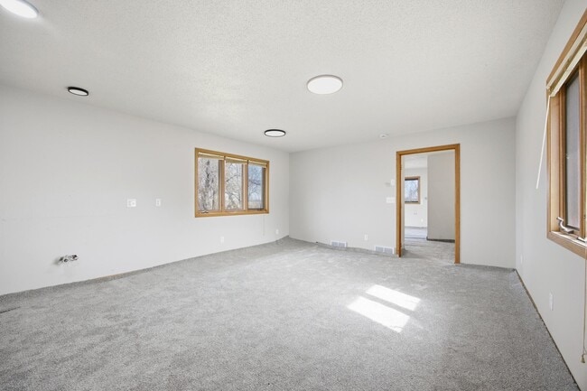 Building Photo - 609 Lily Ln