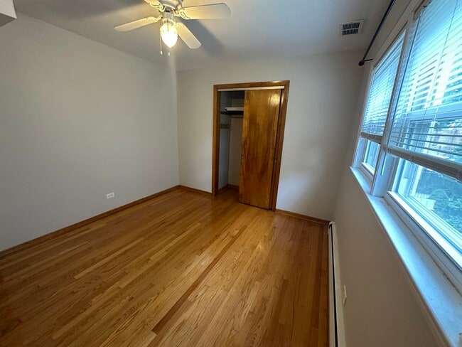 Building Photo - 2023 W Balmoral Ave