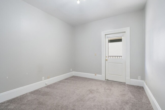 Building Photo - GATED OFF STREET PARKING - Top Floor Unit ...