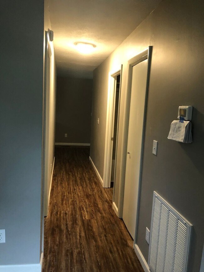 Building Photo - One Bedroom / One Bath Duplex Blountville, TN 37617