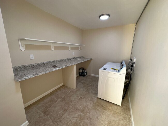 Building Photo - 678 N Shaffer St