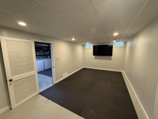 Building Photo - Alger Heights Charmer