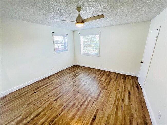 Building Photo - 1121-1123 N Andrews Ave