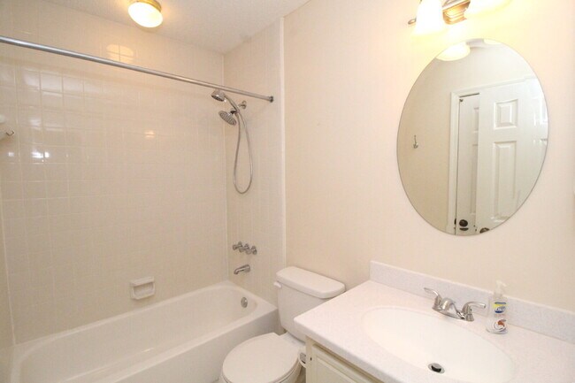 Building Photo - NE Pensacola 2BR/2BA with Ensuite, Dining ...