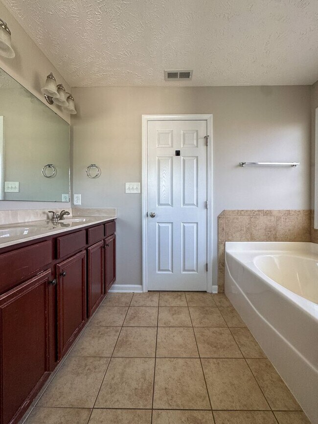 Building Photo - Lovely 4 Bed 2 Bath Home in West Gate