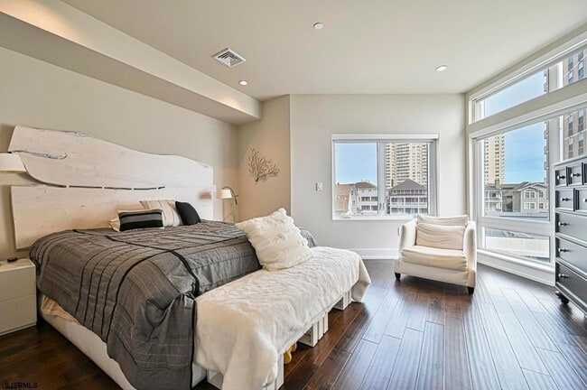 Building Photo - 112 S Weymouth Ave