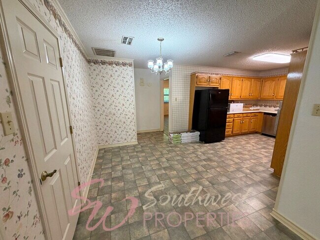 Building Photo - 2 bedroom 2 bath well maintained home close to city park!