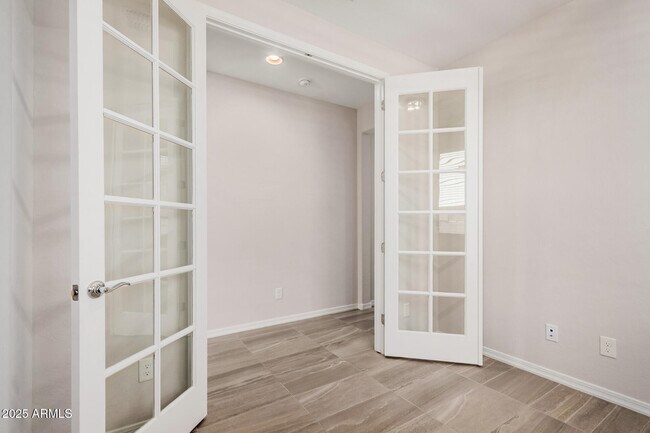 Building Photo - 8828 W Palo Verde Dr