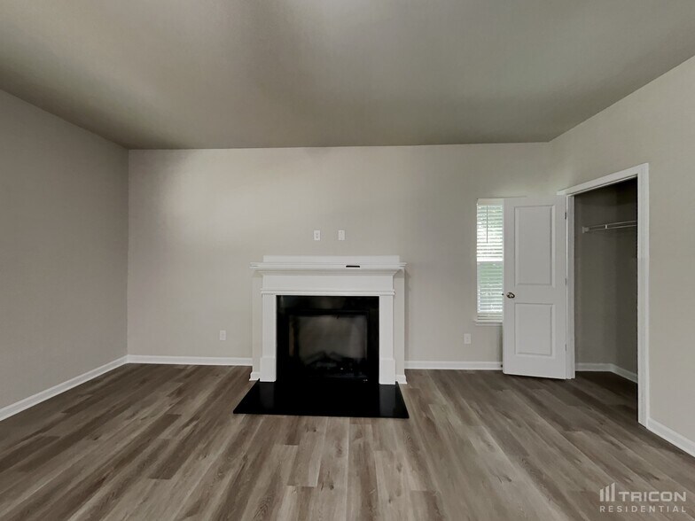 Building Photo - 233 Spring Knoll Dr