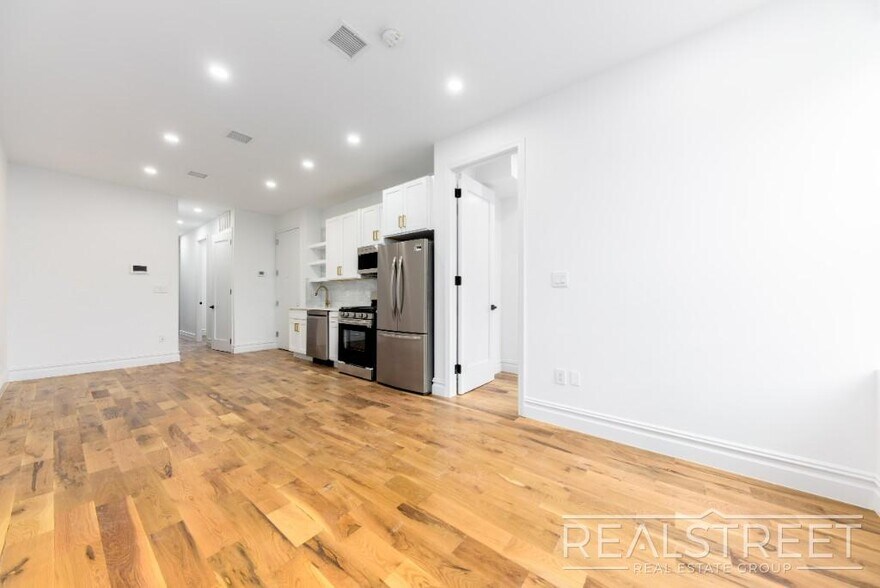Building Photo - STUNNING TRUE 4 BED 2 BATH IN PRIME BUSHWICK TOWNHOUSE