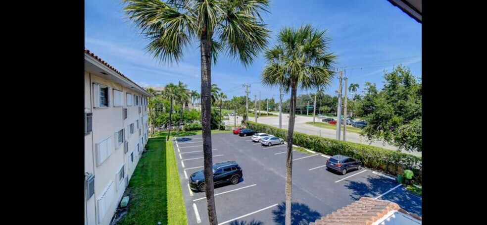 Building Photo - 100 Royal Palm Way