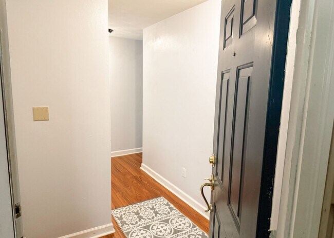 Building Photo - Ready NOW!!!! 2-Bedroom Condo In Ghent! Re...