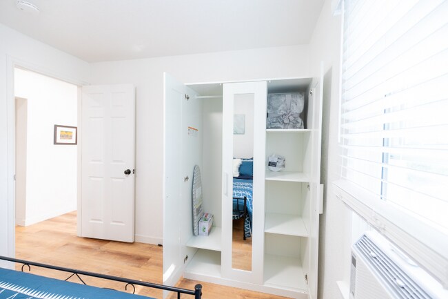 Building Photo - 600 E 8th St