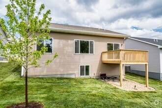 Building Photo - 4 bed 3 bath East side Iowa city!